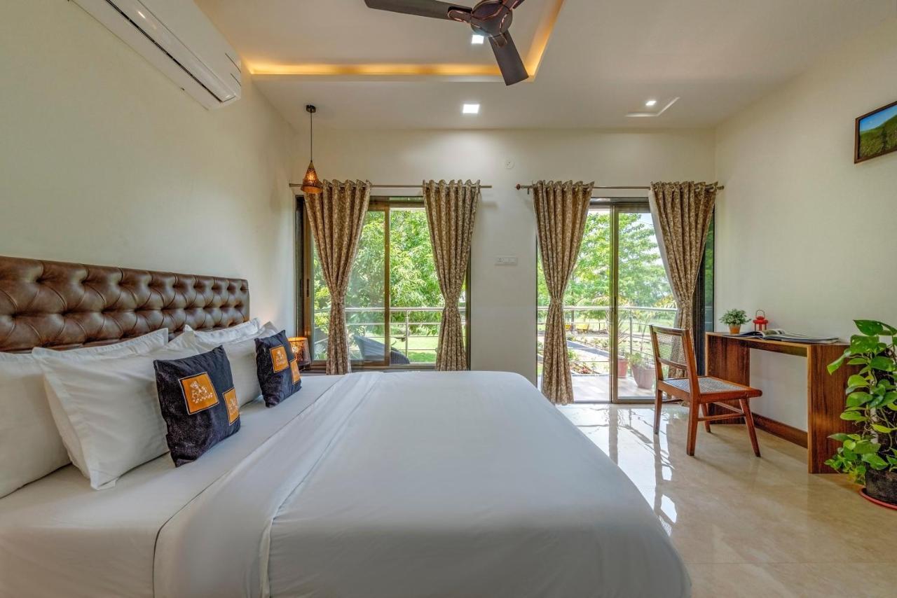 Saffronstays Lakeview Nivara - Farm Stay Villa With Private Pool Near Pune Ngoại thất bức ảnh